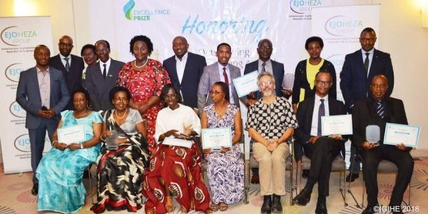 Image:Izuba reçoit le prix de la Promotion de la Littérature et des Médias